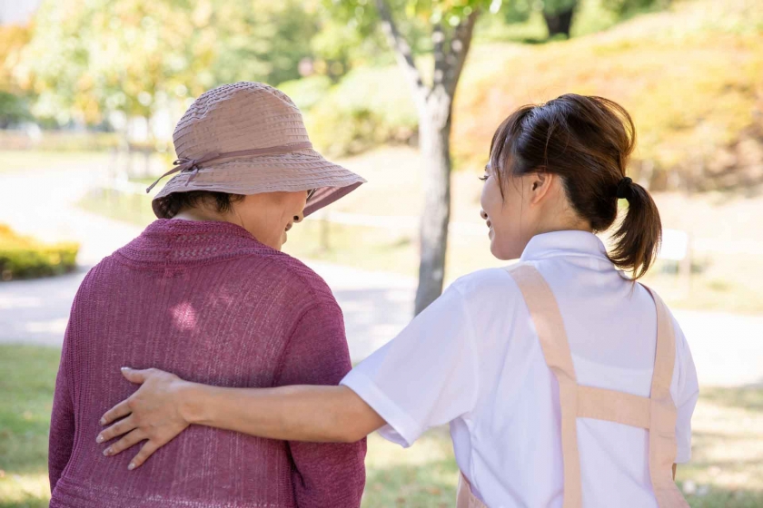 長輩在國外，無法於6月30日前將老人健保補助回執聯寄回，如何處理？